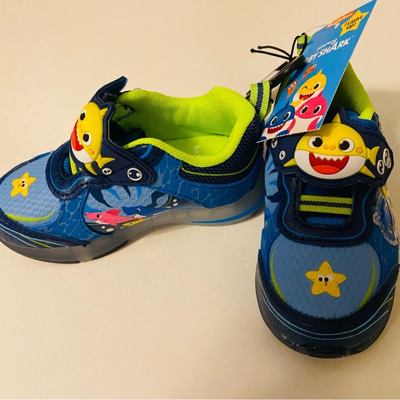Baby Shark Toddler Light Up Tennis Shoes Sneaker Boys Girls size 9 NWT - Picture 3 of 6
